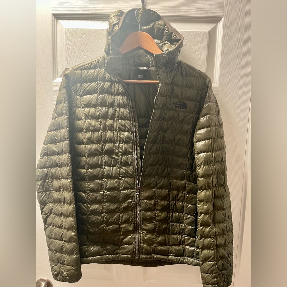Women’s The Nortface Thermoball hooded jacket. Olive green. Large.